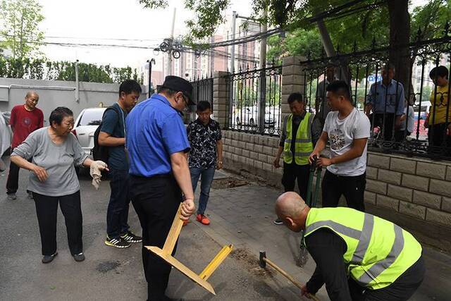 海淀毛纺南小区拆除1097个违规地锁