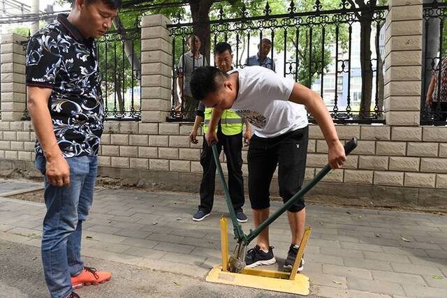 海淀毛纺南小区拆除1097个违规地锁