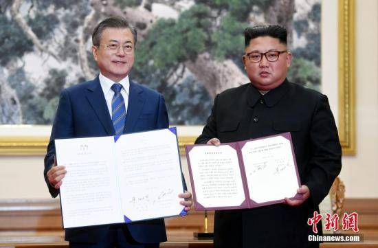 资料图：2018年9月19日，韩国总统文在寅与朝鲜国务委员会委员长金正恩在平壤签署《9月平壤共同宣言》。平壤联合采访团供图