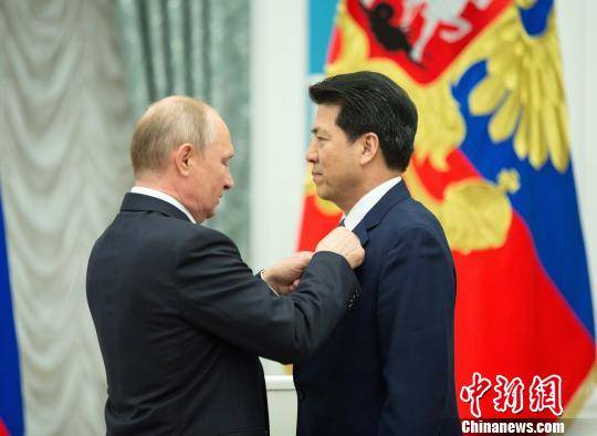 普京向中国驻俄大使李辉授予“友谊勋章”
