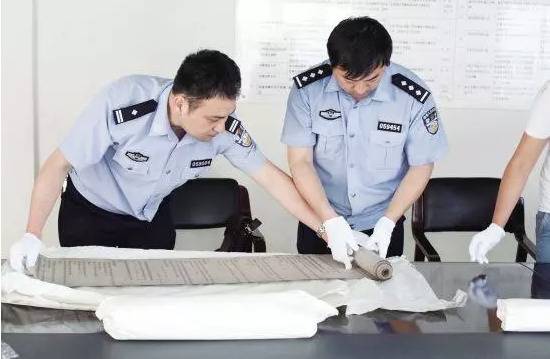 ↑办案民警查看文书