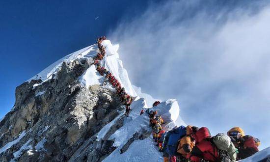 （21日珠峰登顶的场景。图源：法新社）