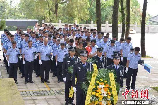 资料图：民警代表为贾巴伍各敬礼。谌生智摄