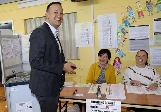爱尔兰总理利奥·瓦拉德卡为欧洲议会选举和修改离婚法公投投票。/视觉中国