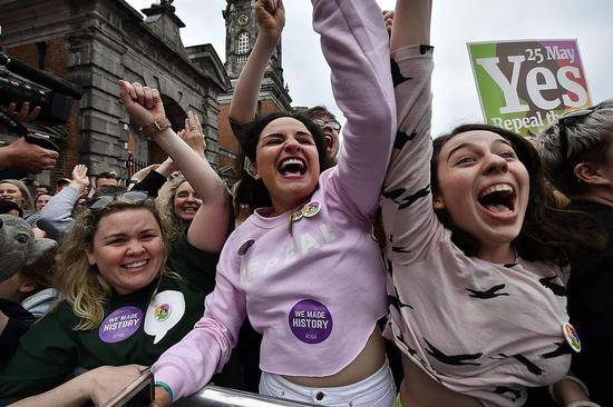 在爱尔兰都柏林城堡，投支持票的选民们庆祝废止堕胎禁令。/视觉中国