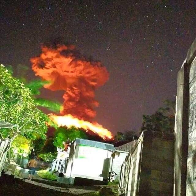 印尼巴厘岛火山喷发：航班受影响 游客滞留