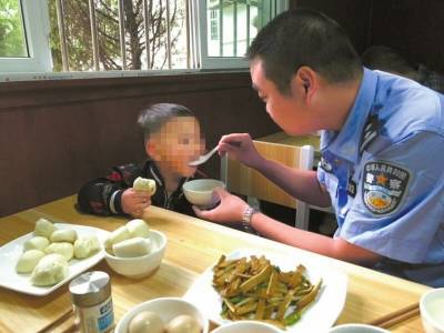 杭杭在派出所备受照料。本文图片华西都市报