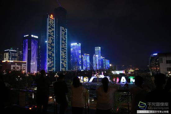  5月24日晚，贵州省贵阳市国际会展中心周边夜景（图片来源：tuku.qianlong.com）。千龙网记者万小军摄