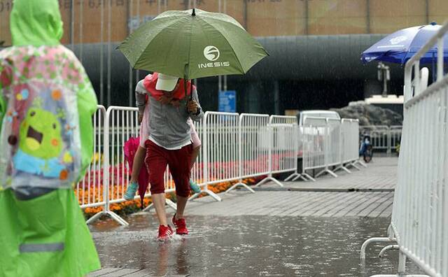 组图降雨为京城“退烧”雷雨阵风出行需防范