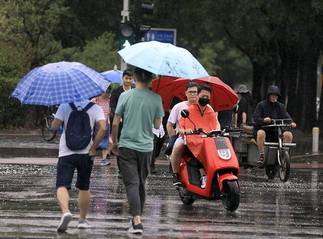 组图降雨为京城“退烧”雷雨阵风出行需防范