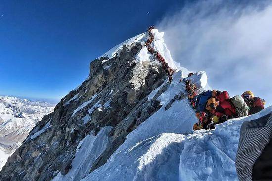 珠峰也“堵车”了 为何越来越多人热衷于生死攀登