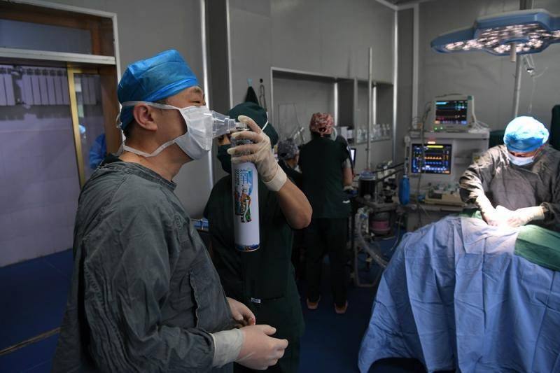 北京医生援助藏区 边吸氧边为患儿做手术