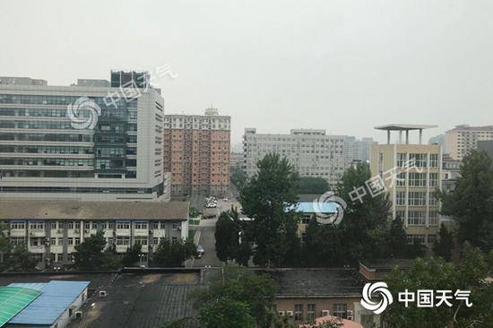 今晨，北京海淀出现阴雨天气。