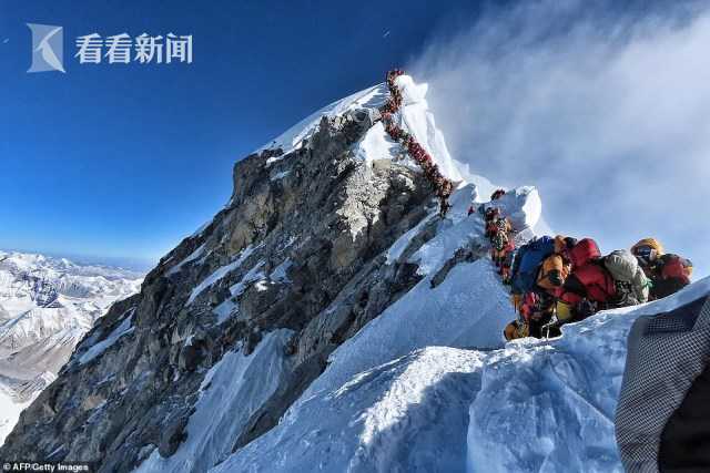 9天死10人珠峰现拥堵 登山客魂断雪堆前留下视频