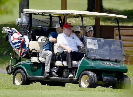 特朗普对日本展开国事访问，与安倍打高尔夫球图自视觉中国