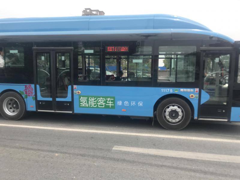 南阳市内的氢燃料公交车。新京报记者庞礴摄