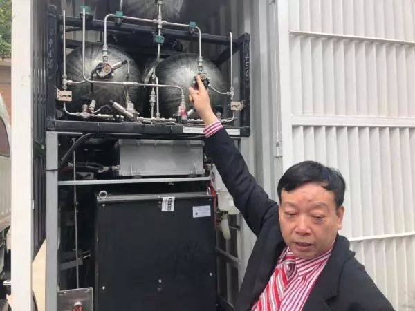 庞青年：“水氢车”加100公斤水可跑100公里