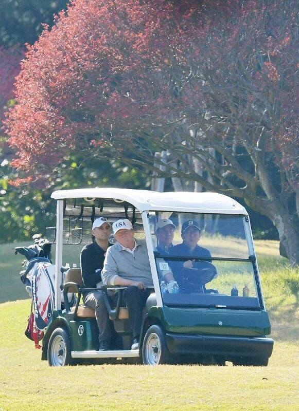 安倍亲自驾驶高尔夫球车