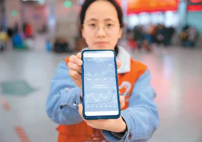 志愿者小宁正在展示自己手机的计步数据。苏阳摄（人民图片）