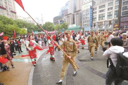 昨天的南京路上“庆祝上海解放”横幅飞扬 雨中“快闪”《歌唱祖国》歌声回响