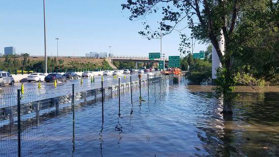 由于昨天的降雨影响，部分区域路面出现了积水状况。图源：首发养护公司