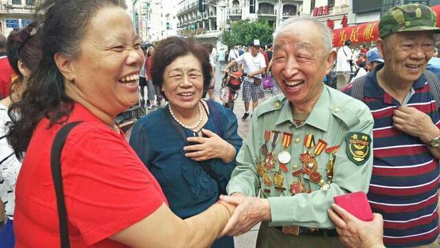 睡过马路的老战士讲述：为了不扰民，部队饭菜也是在郊区做好，再送到市区