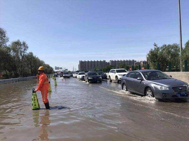 北京大兴双源桥主路及桥下有积水 六环入口暂缓通行