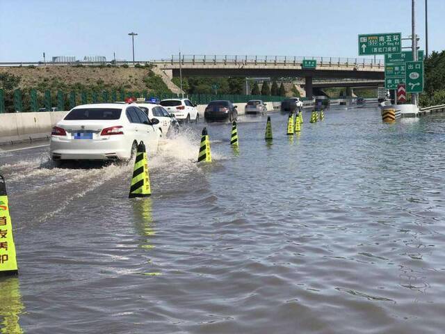 北京大兴双源桥主路及桥下有积水 六环入口暂缓通行