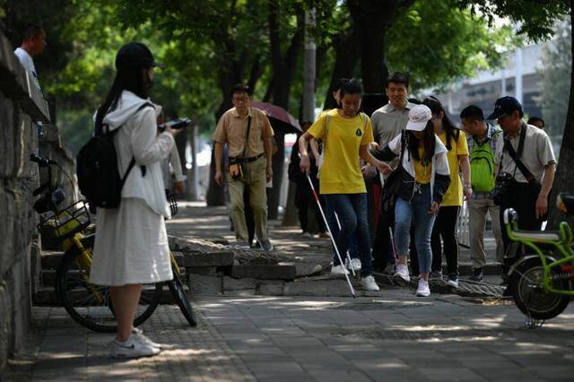 12名视障学生的“城市行走”