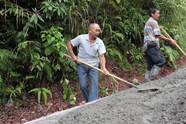 肖家裕：带领村民建成“愚公路”走上“致富路”