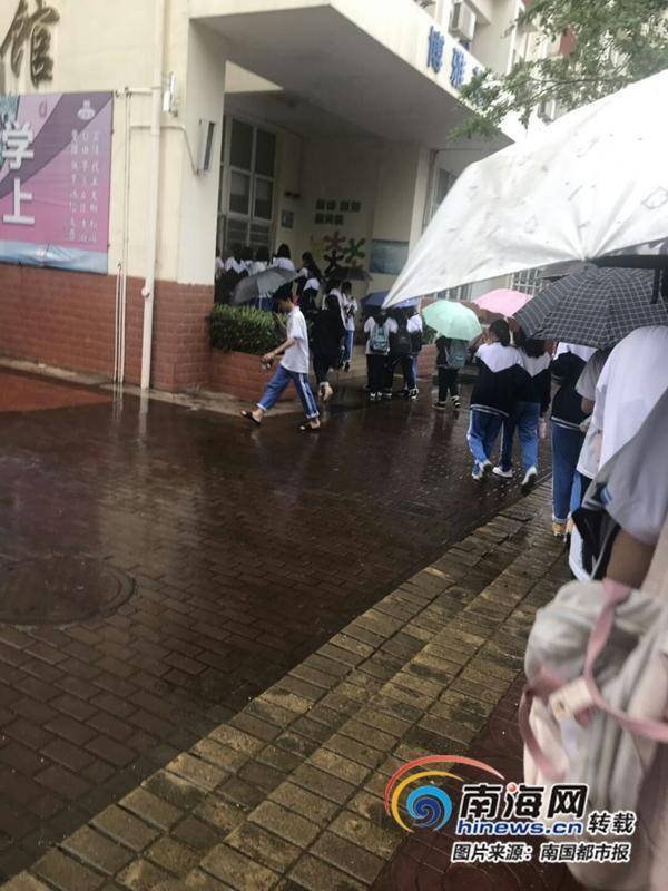 学生雨中排队刷脸进宿舍。（学生供图）