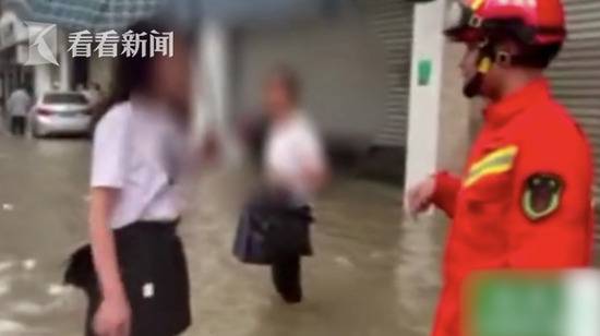 广东暴雨致7人被困消防员锯门救人遭店长阻挠