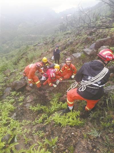 小伙坠落山腰 消防生死营救