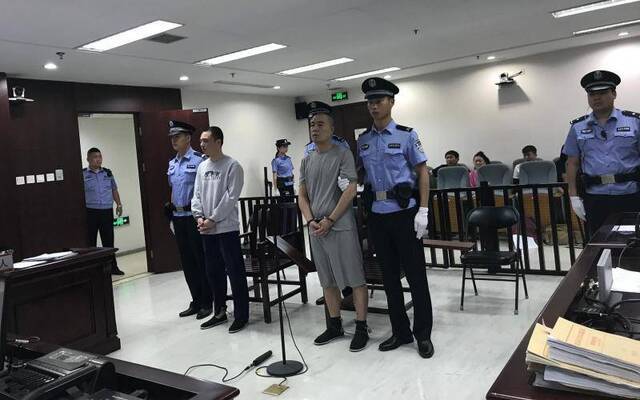 男子和朋友唱K 言语不合行凶被控两宗罪