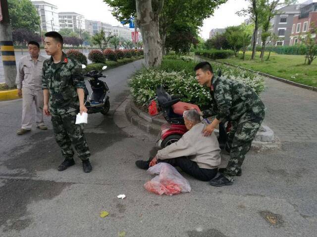 90岁老翁从车上摔下，上海武警官兵送医后悄然离开