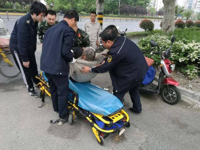 90岁老翁从车上摔下，上海武警官兵送医后悄然离开