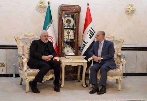  5月26日，在伊拉克巴格达，伊拉克外长哈基姆（右）和正在伊拉克访问的伊朗外长扎里夫举行会谈。新华社发