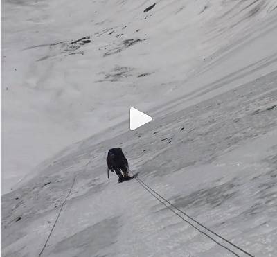 一名登山者正在艰难攀登。（视频截图）