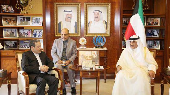 （科威特外交大臣谢赫艾哈迈德·哈立德·萨巴赫会见伊朗副外长阿巴斯·阿拉格希，图源：路透社）