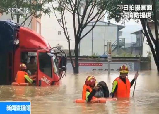 广西持续降雨引发洪水 有群众被洪水冲走遇难