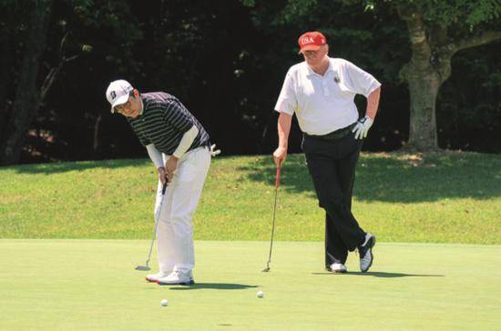 5月26日，日本首相安倍晋三（左）与美国总统特朗普，在日本千叶县茂原市一起打高尔夫球。图/IC