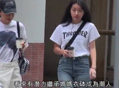 徐濠萦与女儿陈康堤现身视察店铺