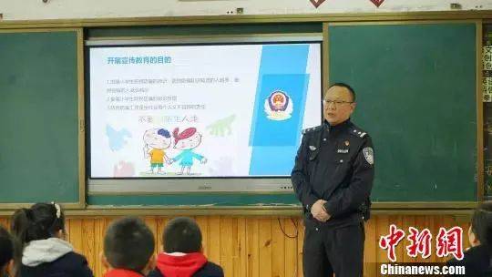 警察家长教学生安全知识。钟欣摄