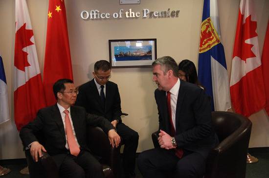 中国驻加拿大大使卢沙野与加拿大新斯科舍省省长斯蒂芬·麦克纳尔谈话。