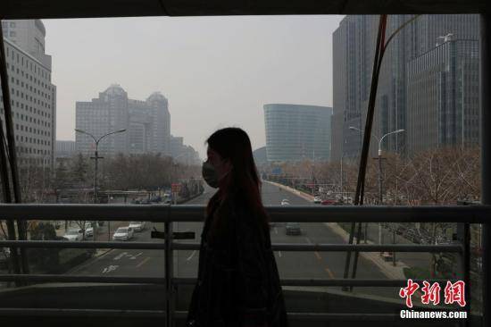 3月19日，北京市民戴口罩出行。当日，受不利气象条件影响，北京发生天气重污染过程。中新社记者刘关关摄