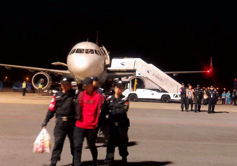 3月26日，邢台警方在南京机场将网贷公司团伙抓获。受访者供图