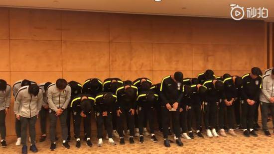 韩国U18全队鞠躬道歉（图/秒拍）
