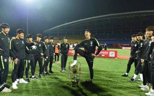 韩国国青队队员脚踩奖杯（图源：摄影师“冰河白冰”微博）