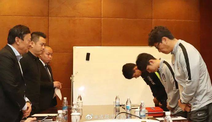  30日上午，韩国队全队在现场媒体见证下，向“熊猫杯”组委会及社会公众公开道歉。