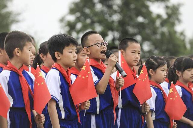 圆明园里唱红歌迎“六一”传递爱国情